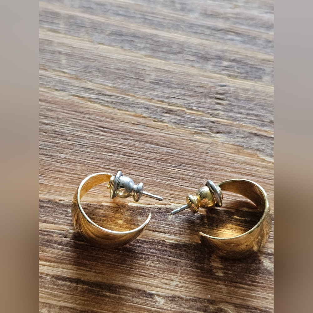 Elegant Gold Tone Hoop Earrings